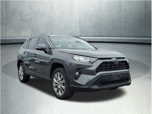 Used 2021 Toyota RAV4 XLE Premium image 3