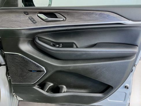 Used 2021 Jeep Grand Cherokee L Overland w/ Luxury Tech Group IV AWD/4WD image 39