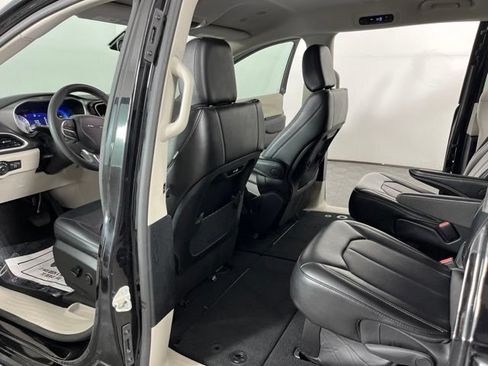 Used 2024 Chrysler Pacifica Touring-L FWD image 42