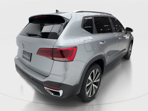 Used 2023 Volkswagen Taos SE w/ Panoramic Sunroof Package FWD image 7
