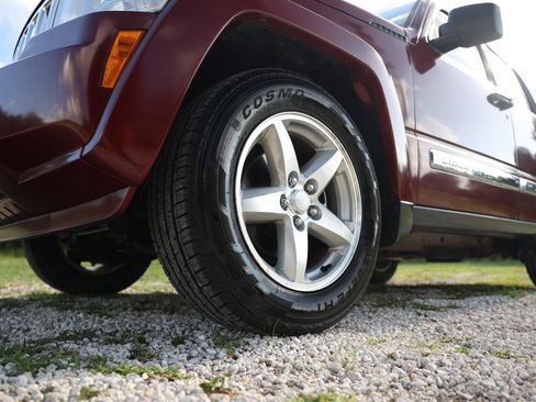 Used 2009 Jeep Liberty Limited w/ Premium Group AWD/4WD image 28