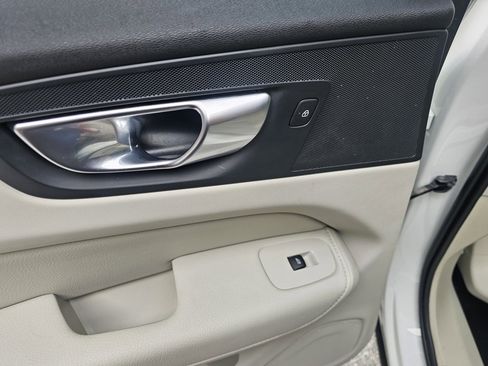 Used 2021 Volvo XC60 T5 Momentum image 15