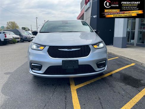 Used 2024 Chrysler Pacifica Touring-L image 2