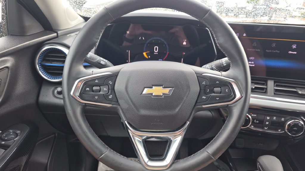Used 2025 Chevrolet Trax LT w/ LT Convenience Package FWD image 25