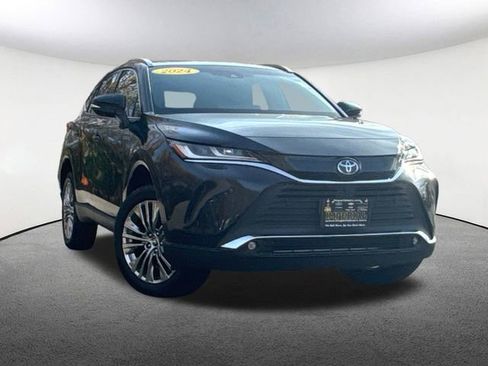 Used 2024 Toyota Venza Limited image 2