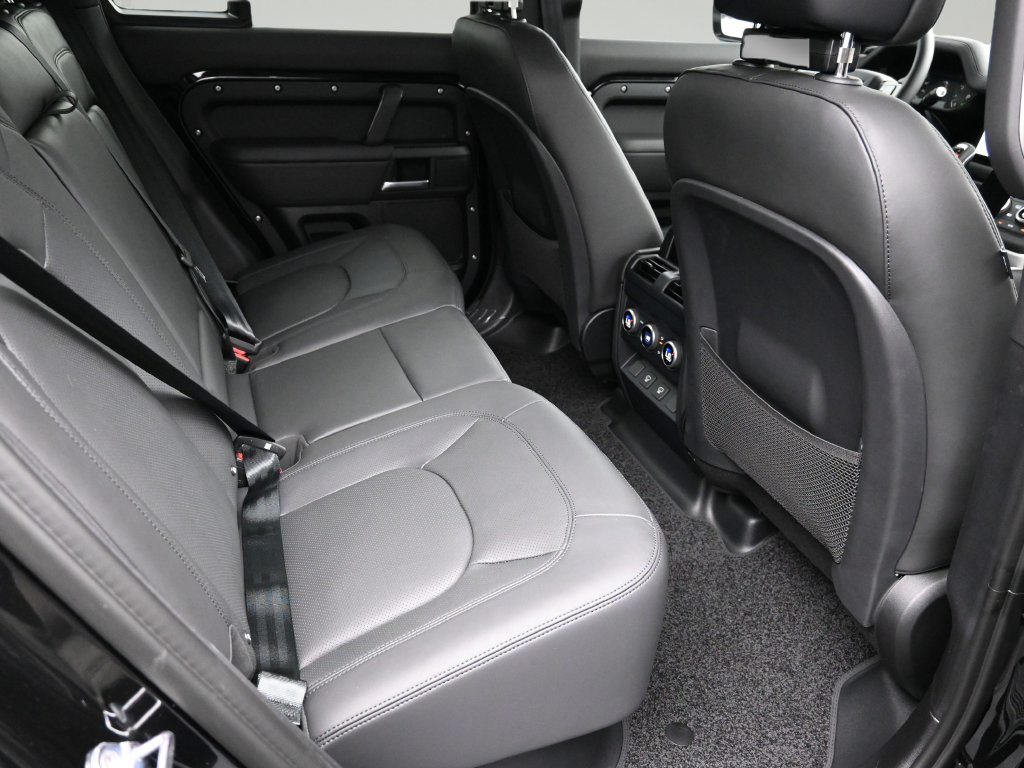 Used 2025 Land Rover Defender 110 X-Dynamic SE AWD/4WD image 8