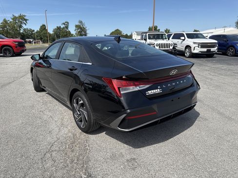 Used 2024 Hyundai Elantra SEL w/ Convenience Package image 3