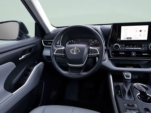 Used 2023 Toyota Highlander XLE AWD/4WD image 34