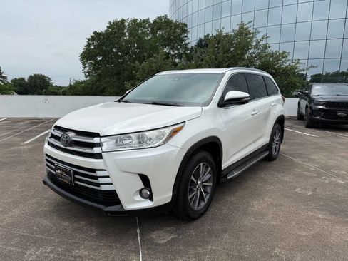 Used 2019 Toyota Highlander XLE FWD image 4