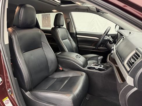Used 2019 Toyota Highlander XLE AWD/4WD image 31