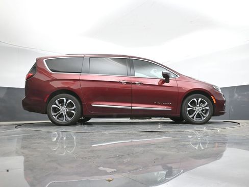 Used 2022 Chrysler Pacifica Pinnacle AWD/4WD image 42