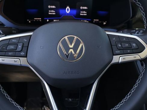 Certified 2022 Volkswagen Taos SE w/ Panoramic Sunroof Package image 21