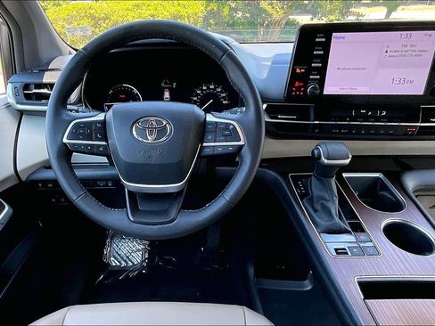 Used 2023 Toyota Sienna XLE FWD image 5