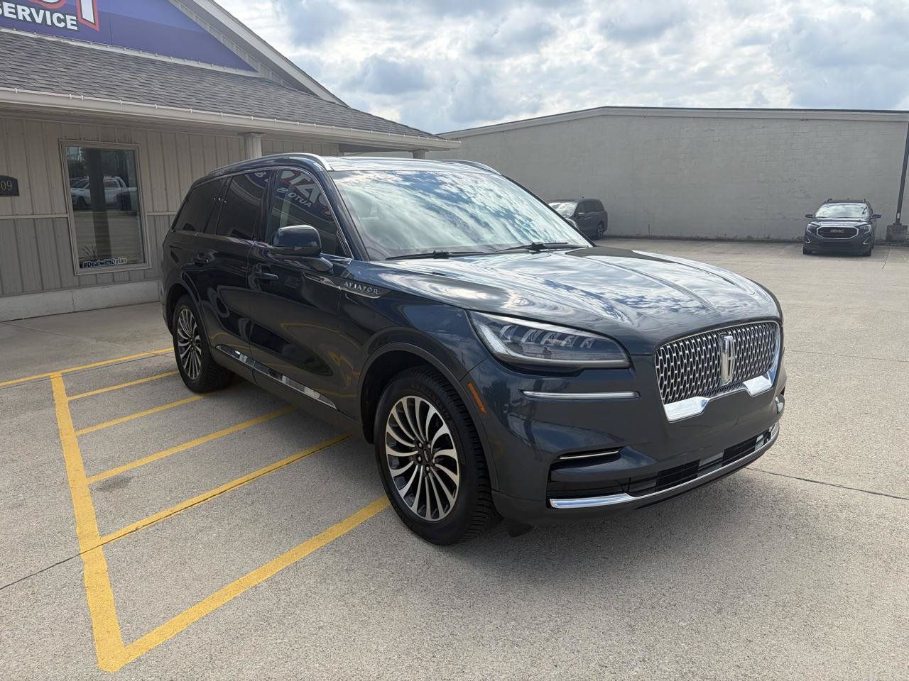 Used 2023 Lincoln Aviator Reserve w/ Class IV Trailer Tow Package AWD/4WD image 3