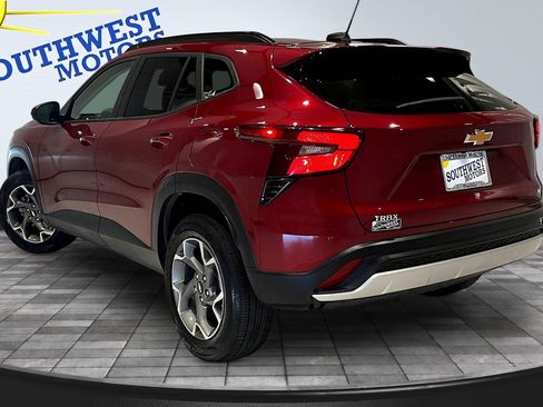 Used 2025 Chevrolet Trax LT FWD image 5
