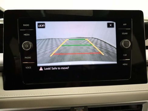 Used 2025 Volkswagen Taos SE w/ Panoramic Sunroof Package image 12