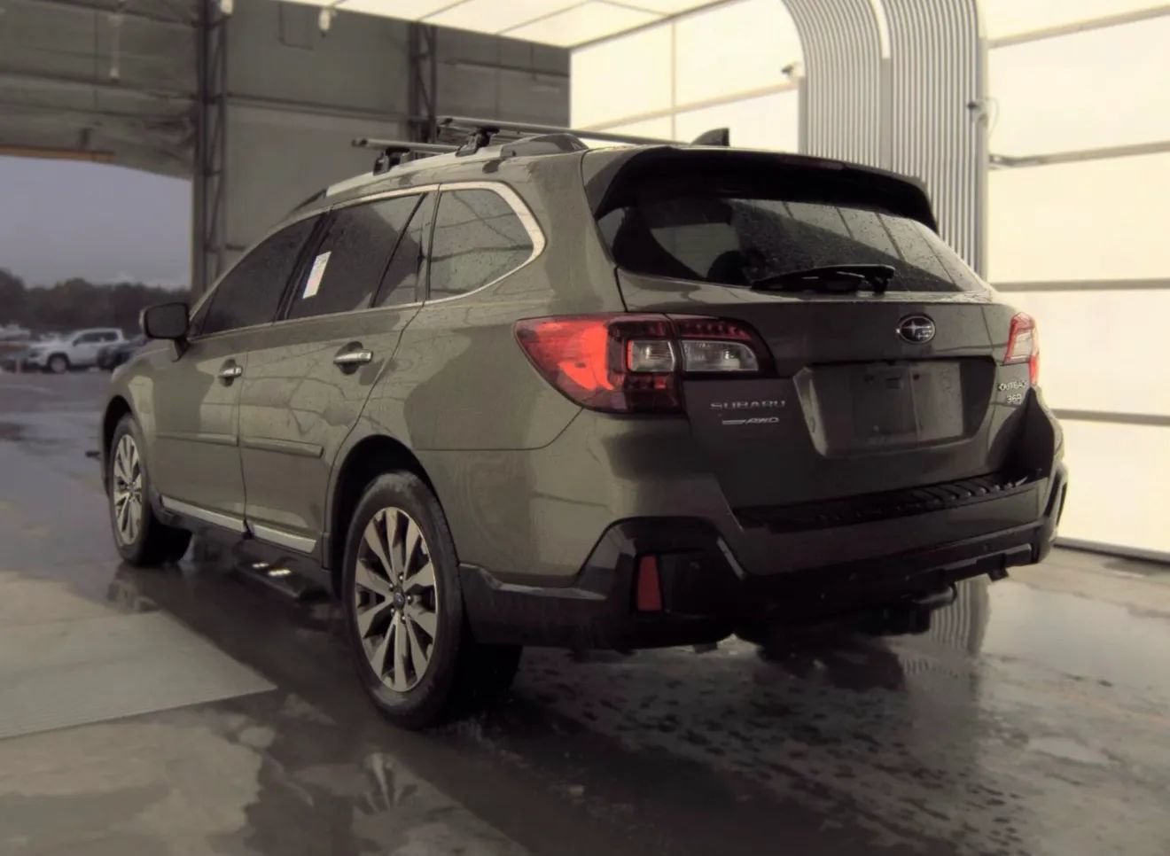 Used 2018 Subaru Outback 3.6R Touring w/ Popular Package #3 AWD/4WD image 2