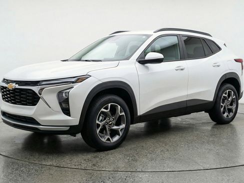 Used 2025 Chevrolet Trax LT image 3