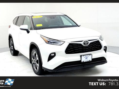 Used 2021 Toyota Highlander XLE AWD/4WD image 1