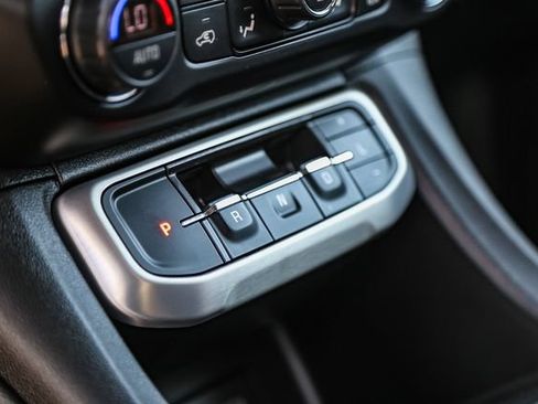 Used 2020 GMC Acadia SLE FWD image 25
