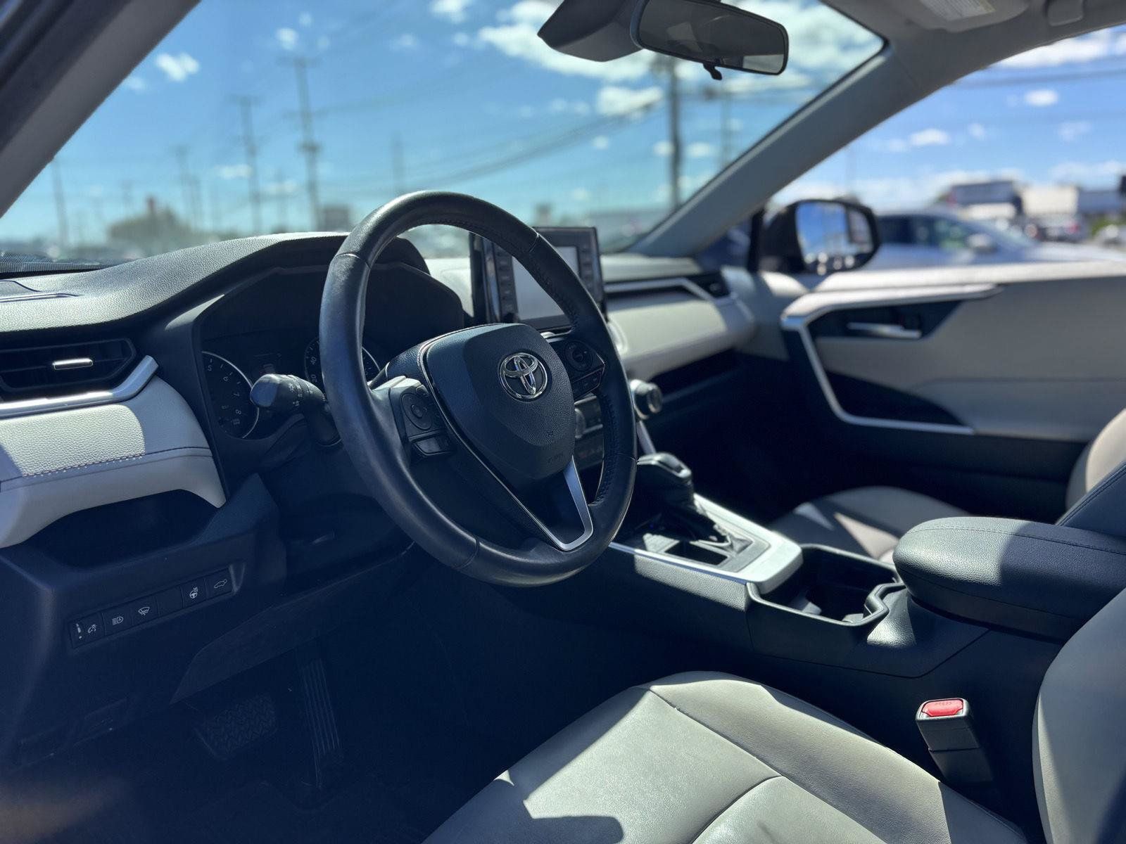Used 2020 Toyota RAV4 XLE Premium FWD image 17