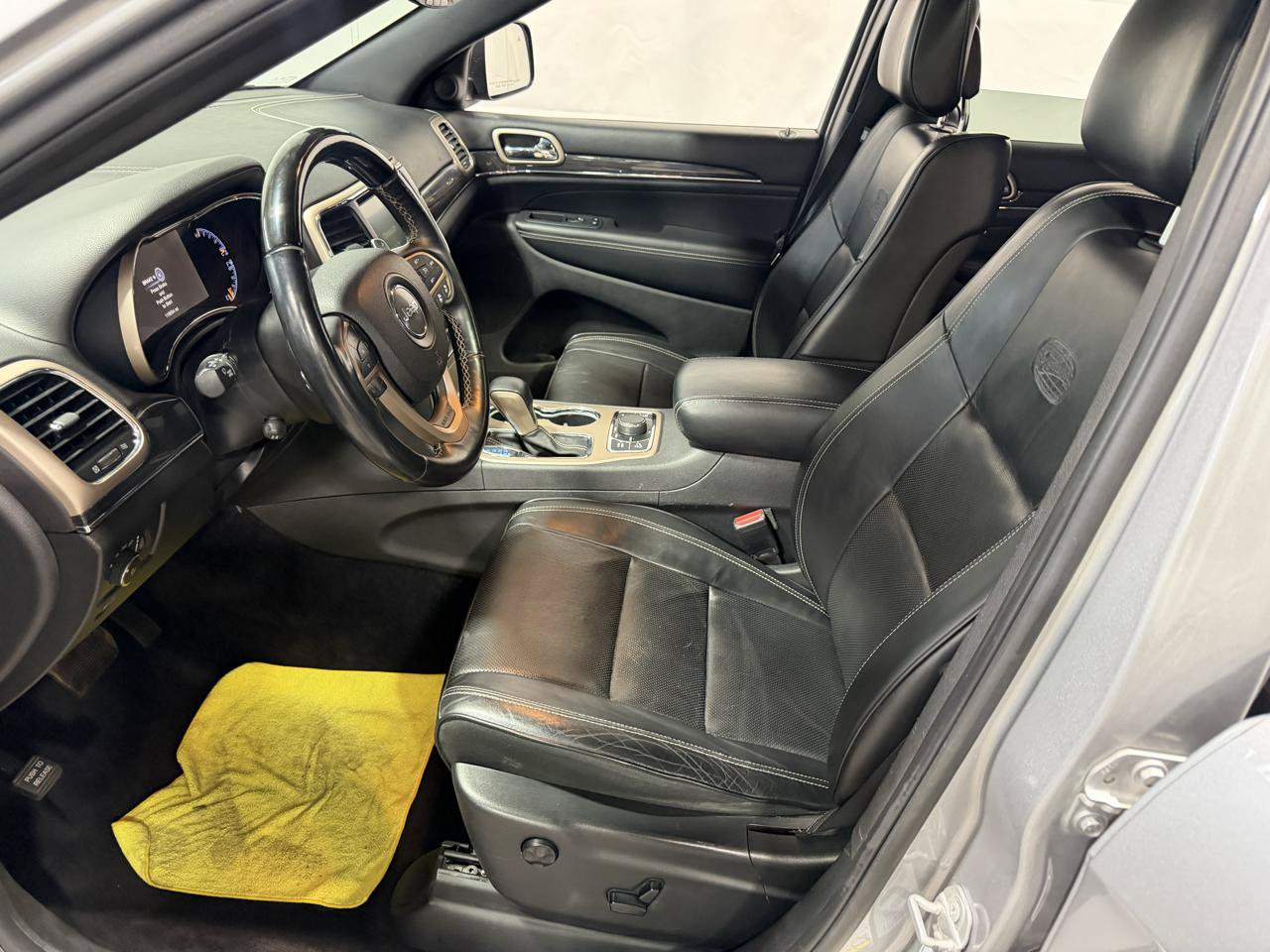 Used 2017 Jeep Grand Cherokee Overland w/ Jeep Active Safety Group AWD/4WD image 22