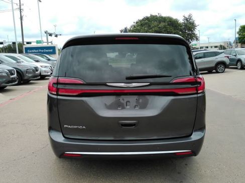 Used 2023 Chrysler Pacifica Touring-L FWD image 7