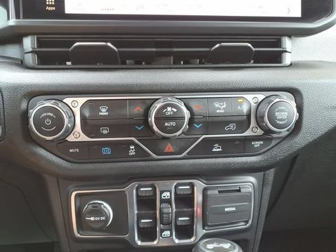 Used 2024 Jeep Wrangler Unlimited AWD/4WD image 25