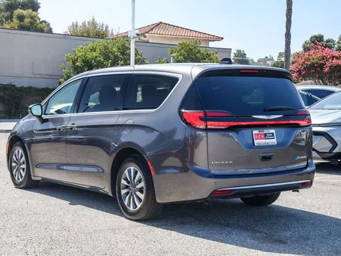 Used 2023 Chrysler Pacifica Touring-L FWD image 7