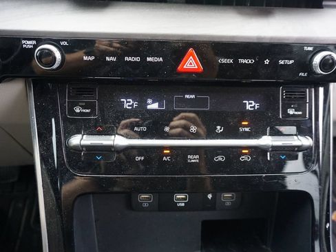 Used 2024 Kia Carnival EX FWD image 12