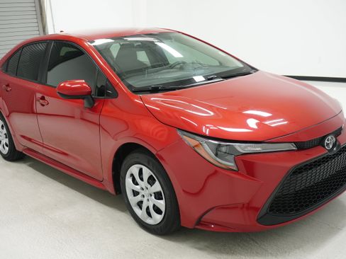 Used 2020 Toyota Corolla LE FWD image 3
