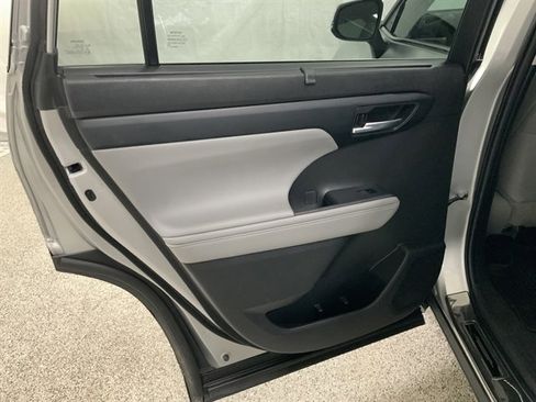 Used 2022 Toyota Highlander XLE image 19