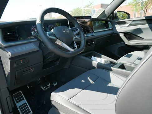 New 2025 Volkswagen Tiguan SE R-Line image 3