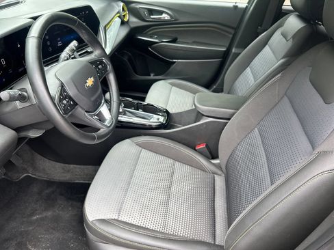 Used 2024 Chevrolet Trax LT w/ LT Convenience Package FWD image 11