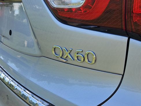 Used 2016 INFINITI QX60 Luxe w/ Deluxe Technology Package AWD/4WD image 9