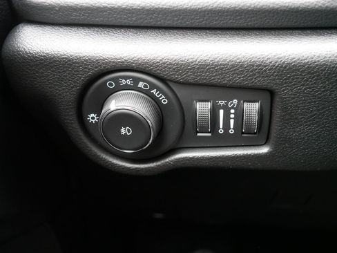 Used 2021 Chrysler Pacifica Limited w/ Uconnect Theater Family Group image 26