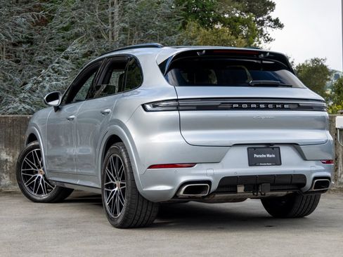Certified 2025 Porsche Cayenne AWD/4WD image 3