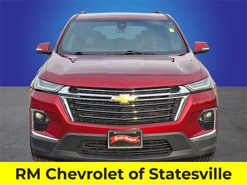 Used 2023 Chevrolet Traverse LT image 2