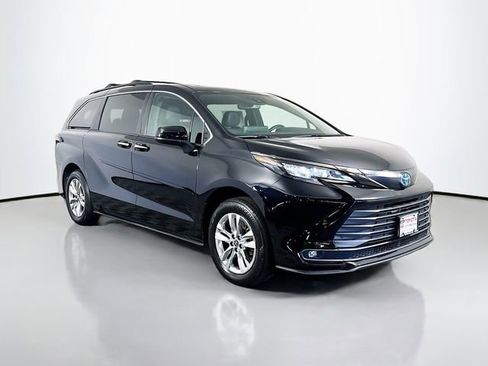 Certified 2022 Toyota Sienna XLE Woodland Edition AWD/4WD image 10
