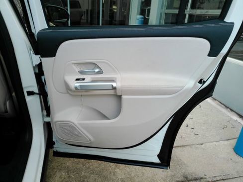 Used 2022 Mercedes-Benz EQB 300 4MATIC image 23