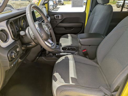 Used 2024 Jeep Wrangler Sahara AWD/4WD image 10
