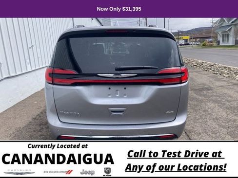 Used 2021 Chrysler Pacifica Touring-L image 7