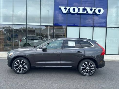 Certified 2022 Volvo XC60 B5 Momentum w/ Advanced Package AWD/4WD image 2