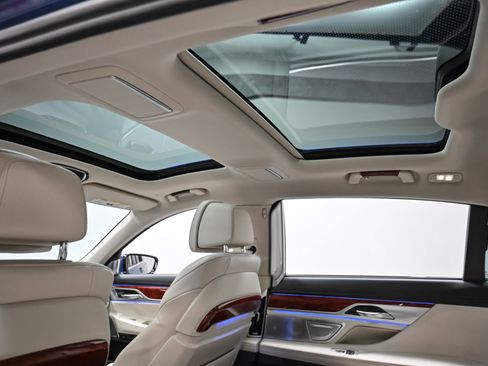 Used 2022 BMW ALPINA B7 xDrive w/ Luxury Rear Seating Package image 39