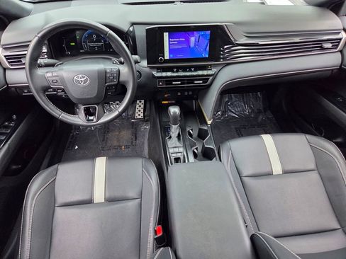 Used 2025 Toyota Camry SE image 9