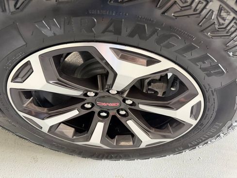 Used 2025 GMC Yukon AT4 Ultimate AWD/4WD image 12