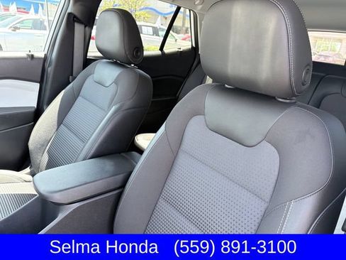 Used 2025 Chevrolet Trax LT FWD image 11