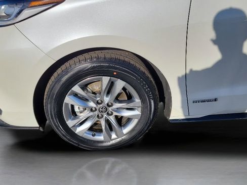 Used 2021 Toyota Sienna Limited image 18