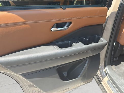 Used 2024 Nissan Pathfinder Platinum FWD image 25