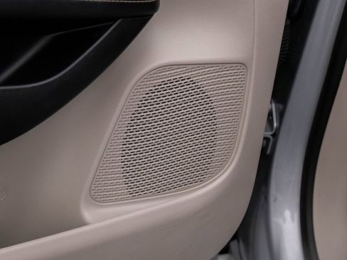 Used 2023 Chrysler Voyager LX image 14